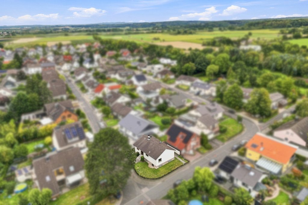 Gütelhöfer Immobilien - Immobilienangebot - Rheinbach / Wormersdorf - Alle - Freistehendes Einfamilienhaus mit Terrasse, Garage und viel Gestaltungspotenzial in Wormersdorf