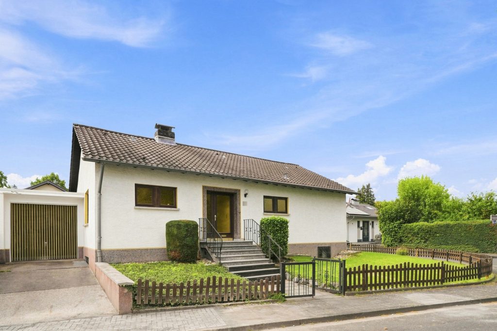 Gütelhöfer Immobilien - Immobilienangebot - Rheinbach / Wormersdorf - Alle - Freistehendes Einfamilienhaus mit Terrasse, Garage und viel Gestaltungspotenzial in Wormersdorf