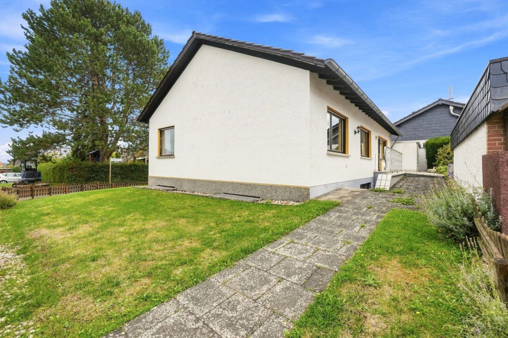 Gütelhöfer Immobilien - Immobilienangebot - Rheinbach / Wormersdorf - Alle - Freistehendes Einfamilienhaus mit Terrasse, Garage und viel Gestaltungspotenzial in Wormersdorf