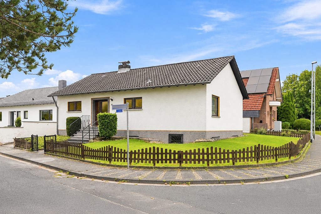 Gütelhöfer Immobilien - Immobilienangebot - Rheinbach / Wormersdorf - Alle - Freistehendes Einfamilienhaus mit Terrasse, Garage und viel Gestaltungspotenzial in Wormersdorf
