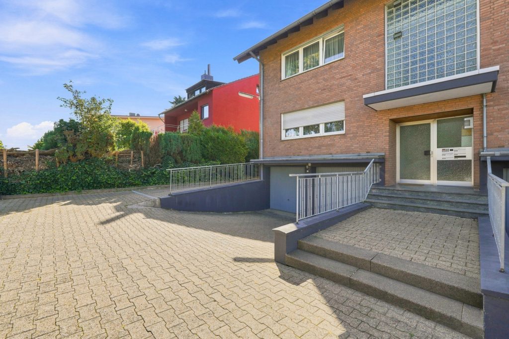 Gütelhöfer Immobilien - Immobilienangebot - Bornheim - Alle - Kapitalanlage oder eigene Nutzung? Bezugsfreie Dreiraumwohnung mit Balkon und Garage in Kardorf