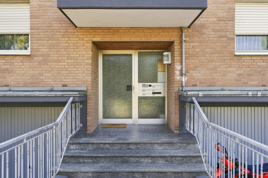 Gütelhöfer Immobilien - Immobilienangebot - Bornheim - Alle - Kapitalanlage oder eigene Nutzung? Bezugsfreie Dreiraumwohnung mit Balkon und Garage in Kardorf