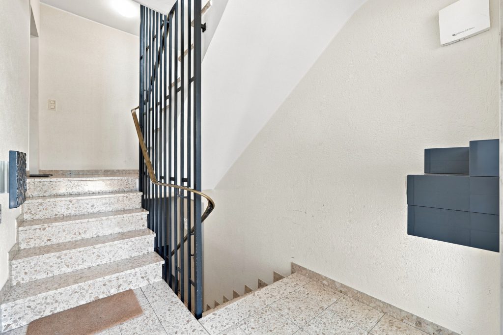Gütelhöfer Immobilien - Immobilienangebot - Bornheim - Alle - Kapitalanlage oder eigene Nutzung? Bezugsfreie Dreiraumwohnung mit Balkon und Garage in Kardorf