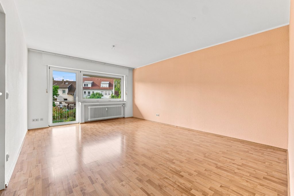 Gütelhöfer Immobilien - Immobilienangebot - Bornheim - Alle - Kapitalanlage oder eigene Nutzung? Bezugsfreie Dreiraumwohnung mit Balkon und Garage in Kardorf