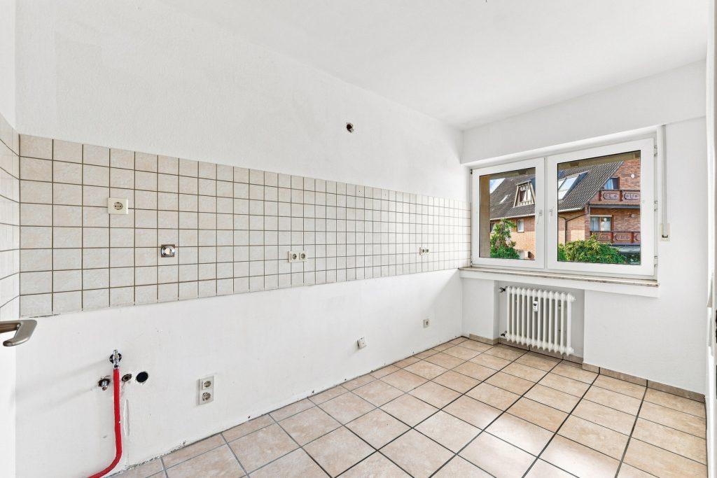 Gütelhöfer Immobilien - Immobilienangebot - Bornheim - Alle - Kapitalanlage oder eigene Nutzung? Bezugsfreie Dreiraumwohnung mit Balkon und Garage in Kardorf