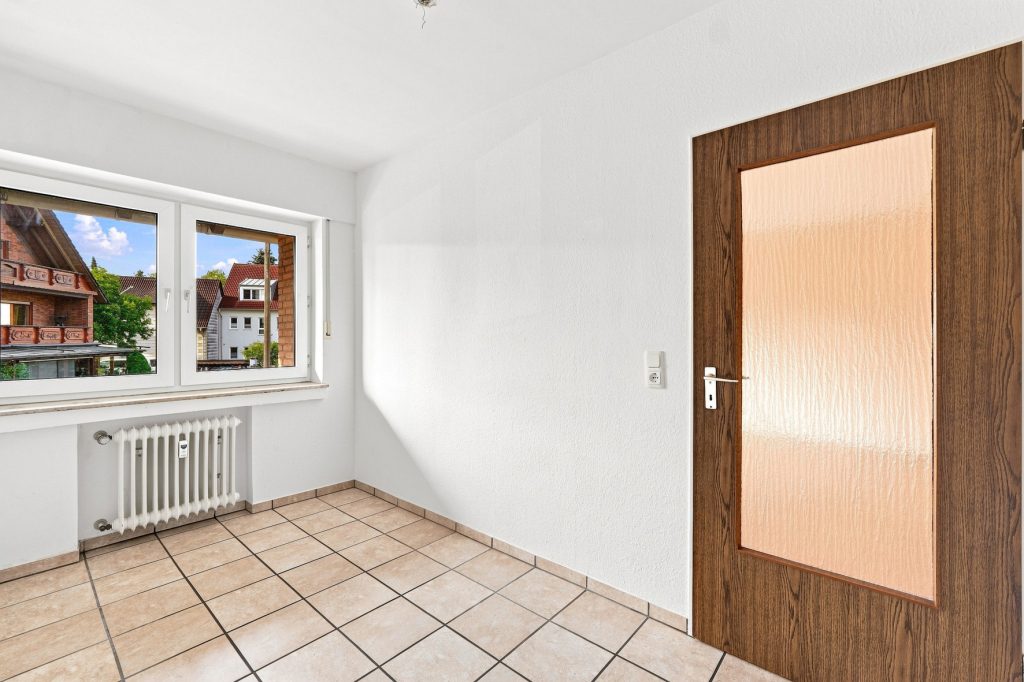 Gütelhöfer Immobilien - Immobilienangebot - Bornheim - Alle - Kapitalanlage oder eigene Nutzung? Bezugsfreie Dreiraumwohnung mit Balkon und Garage in Kardorf