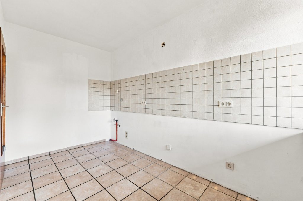 Gütelhöfer Immobilien - Immobilienangebot - Bornheim - Alle - Kapitalanlage oder eigene Nutzung? Bezugsfreie Dreiraumwohnung mit Balkon und Garage in Kardorf