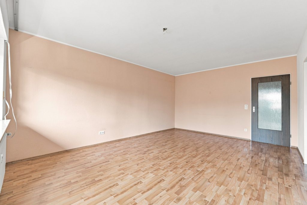 Gütelhöfer Immobilien - Immobilienangebot - Bornheim - Alle - Kapitalanlage oder eigene Nutzung? Bezugsfreie Dreiraumwohnung mit Balkon und Garage in Kardorf
