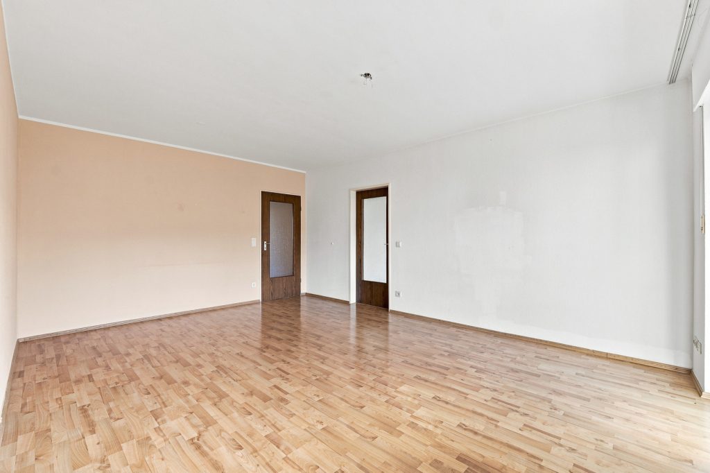 Gütelhöfer Immobilien - Immobilienangebot - Bornheim - Alle - Kapitalanlage oder eigene Nutzung? Bezugsfreie Dreiraumwohnung mit Balkon und Garage in Kardorf