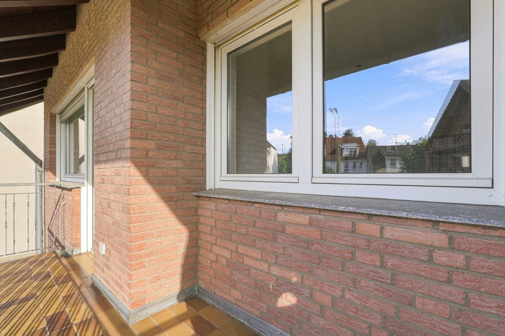Gütelhöfer Immobilien - Immobilienangebot - Bornheim - Alle - Kapitalanlage oder eigene Nutzung? Bezugsfreie Dreiraumwohnung mit Balkon und Garage in Kardorf