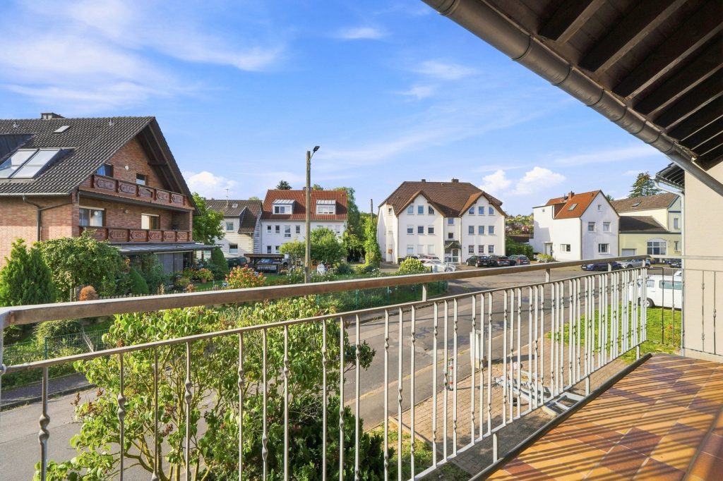 Gütelhöfer Immobilien - Immobilienangebot - Bornheim - Alle - Kapitalanlage oder eigene Nutzung? Bezugsfreie Dreiraumwohnung mit Balkon und Garage in Kardorf