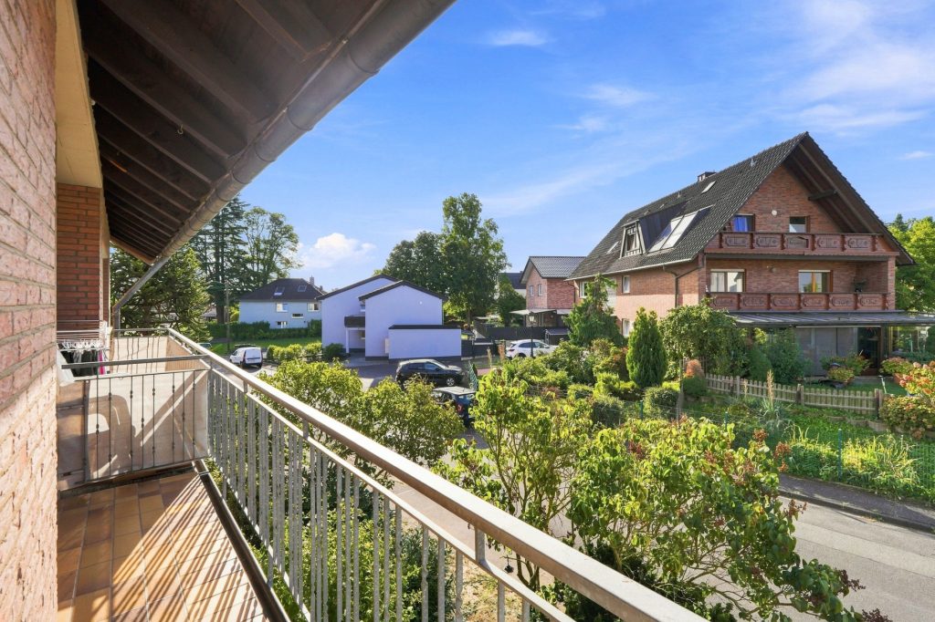 Gütelhöfer Immobilien - Immobilienangebot - Bornheim - Alle - Kapitalanlage oder eigene Nutzung? Bezugsfreie Dreiraumwohnung mit Balkon und Garage in Kardorf