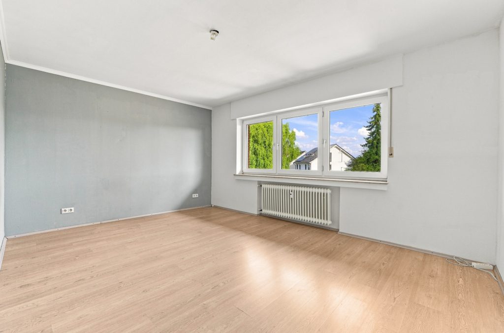 Gütelhöfer Immobilien - Immobilienangebot - Bornheim - Alle - Kapitalanlage oder eigene Nutzung? Bezugsfreie Dreiraumwohnung mit Balkon und Garage in Kardorf