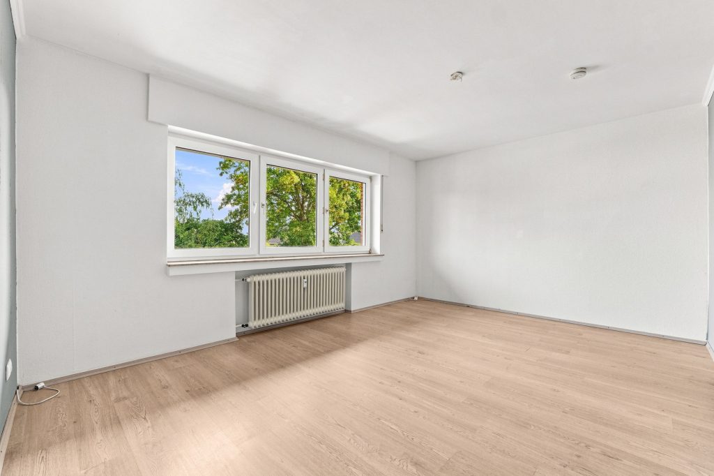 Gütelhöfer Immobilien - Immobilienangebot - Bornheim - Alle - Kapitalanlage oder eigene Nutzung? Bezugsfreie Dreiraumwohnung mit Balkon und Garage in Kardorf