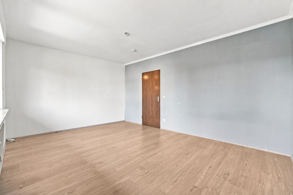 Gütelhöfer Immobilien - Immobilienangebot - Bornheim - Alle - Kapitalanlage oder eigene Nutzung? Bezugsfreie Dreiraumwohnung mit Balkon und Garage in Kardorf