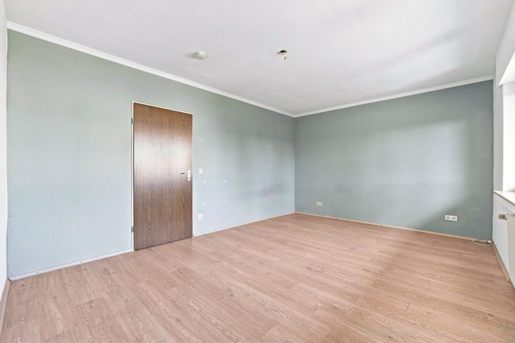 Gütelhöfer Immobilien - Immobilienangebot - Bornheim - Alle - Kapitalanlage oder eigene Nutzung? Bezugsfreie Dreiraumwohnung mit Balkon und Garage in Kardorf
