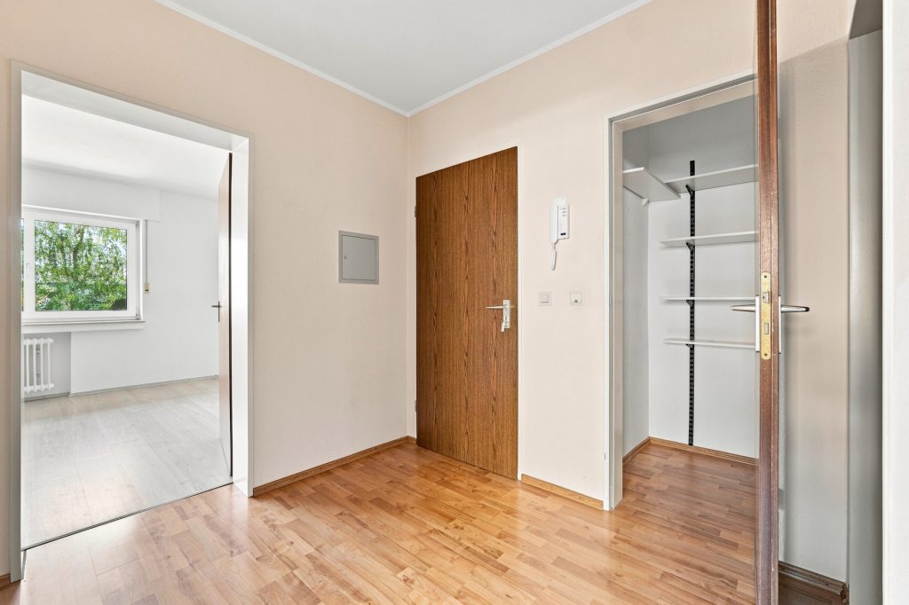 Gütelhöfer Immobilien - Immobilienangebot - Bornheim - Alle - Kapitalanlage oder eigene Nutzung? Bezugsfreie Dreiraumwohnung mit Balkon und Garage in Kardorf