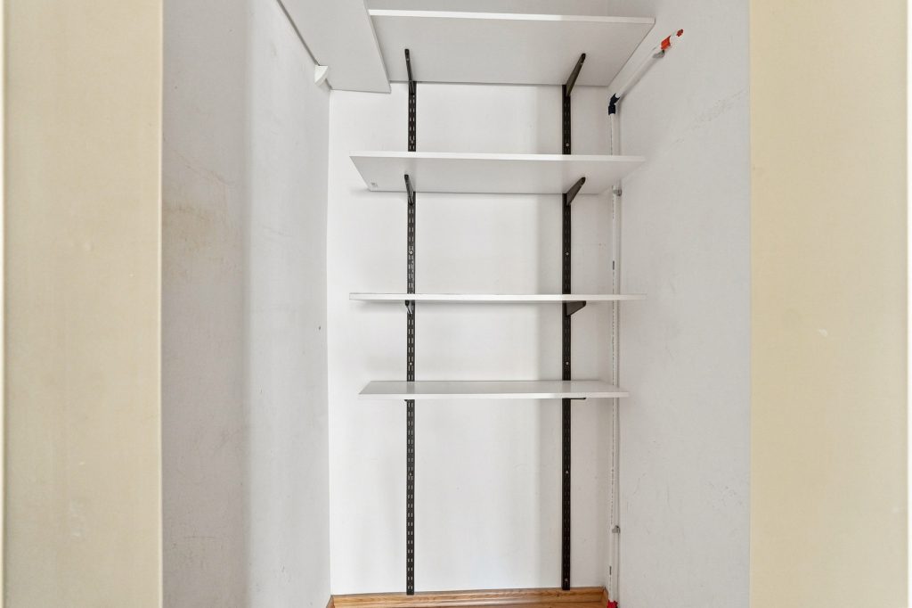 Gütelhöfer Immobilien - Immobilienangebot - Bornheim - Alle - Kapitalanlage oder eigene Nutzung? Bezugsfreie Dreiraumwohnung mit Balkon und Garage in Kardorf
