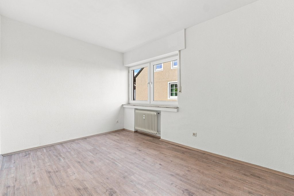 Gütelhöfer Immobilien - Immobilienangebot - Bornheim - Alle - Kapitalanlage oder eigene Nutzung? Bezugsfreie Dreiraumwohnung mit Balkon und Garage in Kardorf