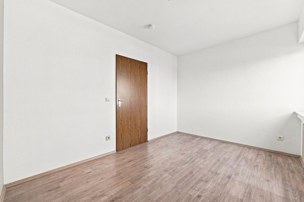 Gütelhöfer Immobilien - Immobilienangebot - Bornheim - Alle - Kapitalanlage oder eigene Nutzung? Bezugsfreie Dreiraumwohnung mit Balkon und Garage in Kardorf