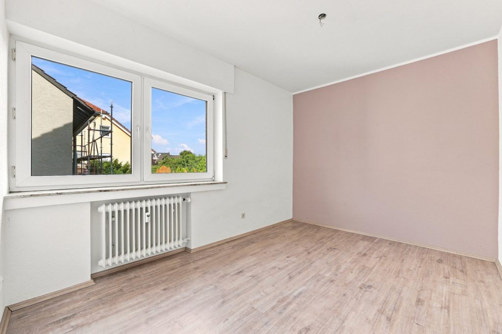 Gütelhöfer Immobilien - Immobilienangebot - Bornheim - Alle - Kapitalanlage oder eigene Nutzung? Bezugsfreie Dreiraumwohnung mit Balkon und Garage in Kardorf