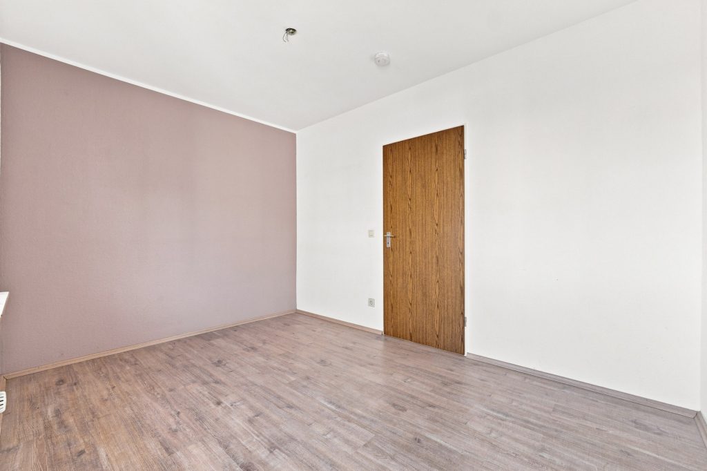Gütelhöfer Immobilien - Immobilienangebot - Bornheim - Alle - Kapitalanlage oder eigene Nutzung? Bezugsfreie Dreiraumwohnung mit Balkon und Garage in Kardorf