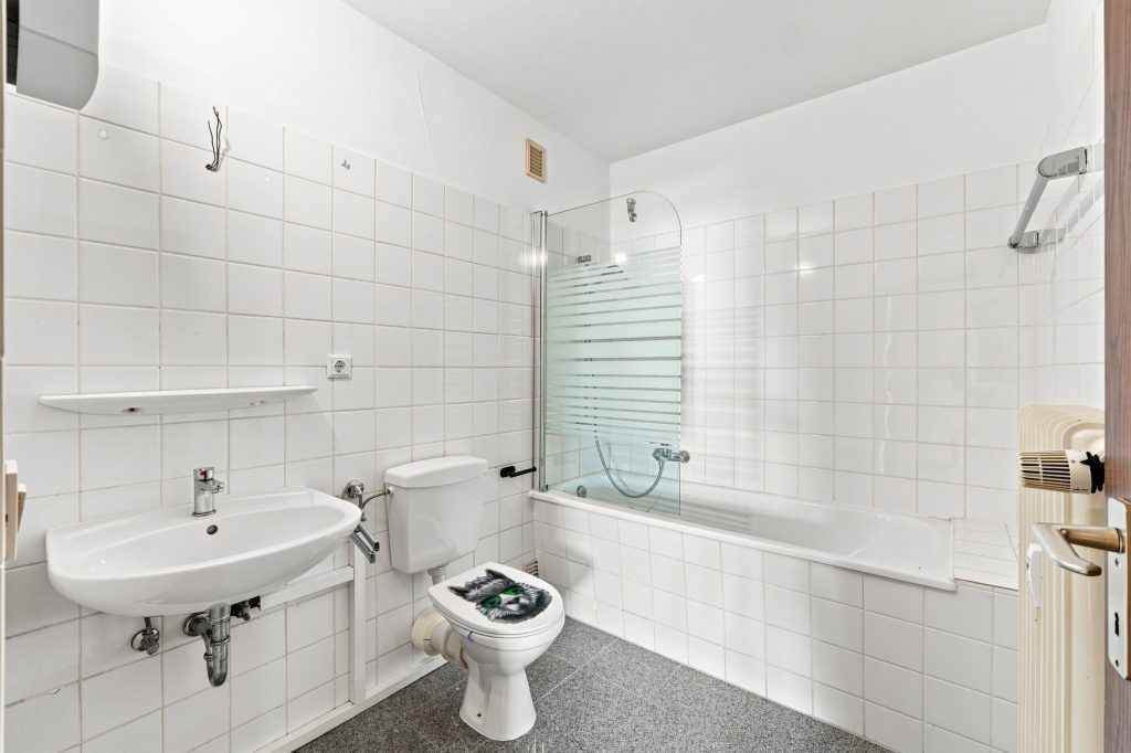 Gütelhöfer Immobilien - Immobilienangebot - Bornheim - Alle - Kapitalanlage oder eigene Nutzung? Bezugsfreie Dreiraumwohnung mit Balkon und Garage in Kardorf