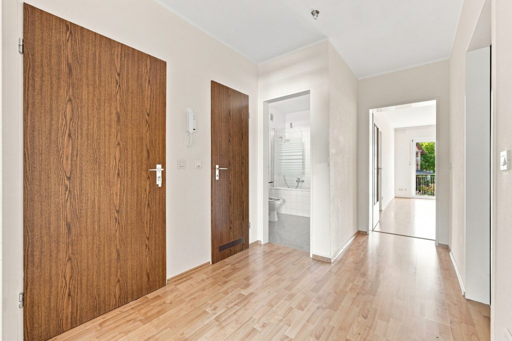 Gütelhöfer Immobilien - Immobilienangebot - Bornheim - Alle - Kapitalanlage oder eigene Nutzung? Bezugsfreie Dreiraumwohnung mit Balkon und Garage in Kardorf