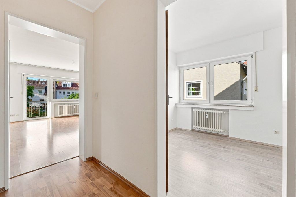 Gütelhöfer Immobilien - Immobilienangebot - Bornheim - Alle - Kapitalanlage oder eigene Nutzung? Bezugsfreie Dreiraumwohnung mit Balkon und Garage in Kardorf