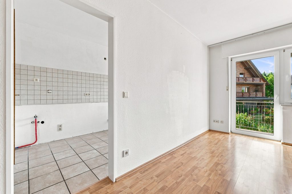 Gütelhöfer Immobilien - Immobilienangebot - Bornheim - Alle - Kapitalanlage oder eigene Nutzung? Bezugsfreie Dreiraumwohnung mit Balkon und Garage in Kardorf