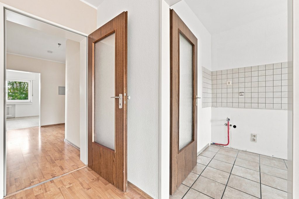 Gütelhöfer Immobilien - Immobilienangebot - Bornheim - Alle - Kapitalanlage oder eigene Nutzung? Bezugsfreie Dreiraumwohnung mit Balkon und Garage in Kardorf