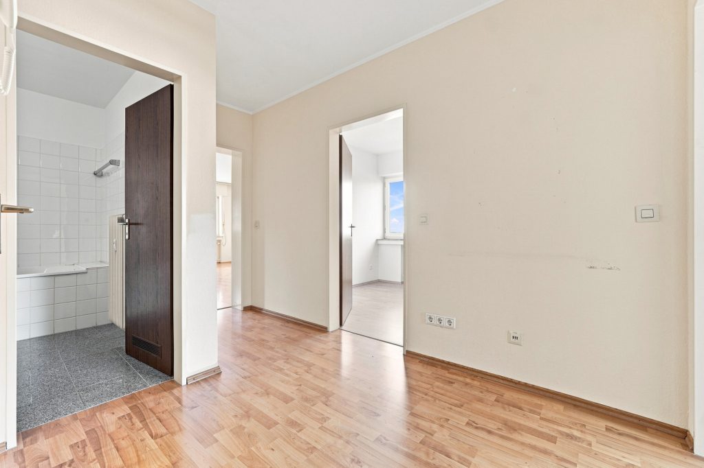 Gütelhöfer Immobilien - Immobilienangebot - Bornheim - Alle - Kapitalanlage oder eigene Nutzung? Bezugsfreie Dreiraumwohnung mit Balkon und Garage in Kardorf