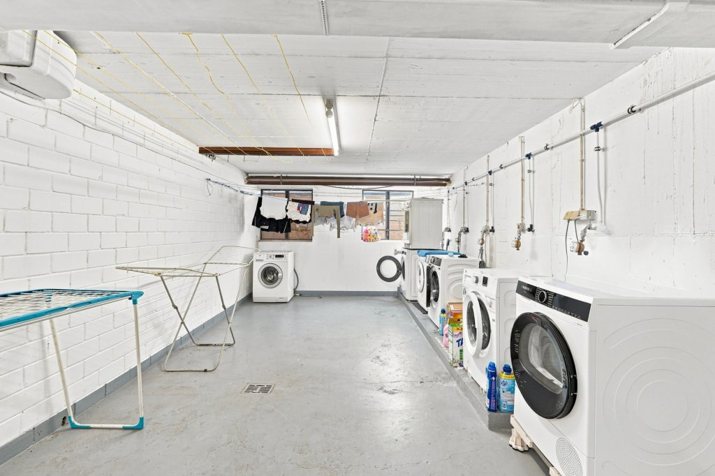 Gütelhöfer Immobilien - Immobilienangebot - Bornheim - Alle - Kapitalanlage oder eigene Nutzung? Bezugsfreie Dreiraumwohnung mit Balkon und Garage in Kardorf
