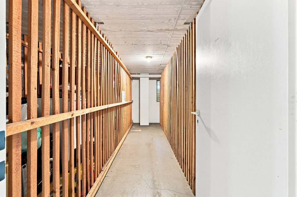Gütelhöfer Immobilien - Immobilienangebot - Bornheim - Alle - Kapitalanlage oder eigene Nutzung? Bezugsfreie Dreiraumwohnung mit Balkon und Garage in Kardorf