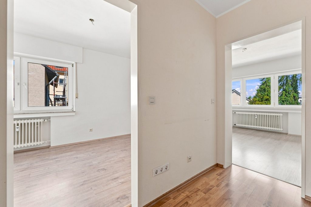 Gütelhöfer Immobilien - Immobilienangebot - Bornheim - Alle - Kapitalanlage oder eigene Nutzung? Bezugsfreie Dreiraumwohnung mit Balkon und Garage in Kardorf