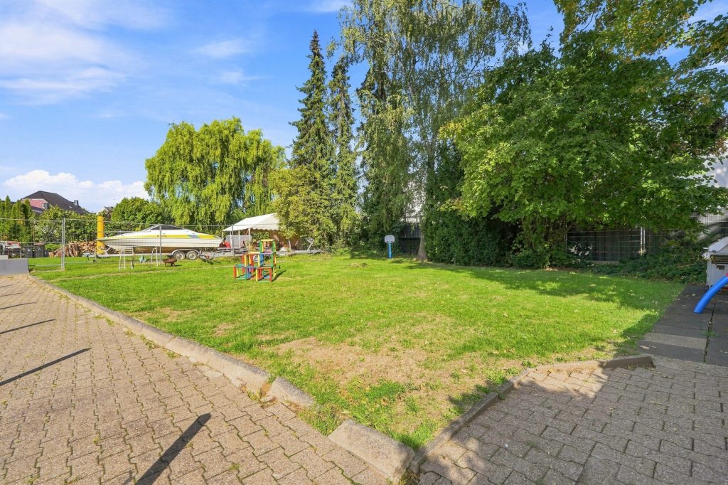 Gütelhöfer Immobilien - Immobilienangebot - Bornheim - Alle - Kapitalanlage oder eigene Nutzung? Bezugsfreie Dreiraumwohnung mit Balkon und Garage in Kardorf