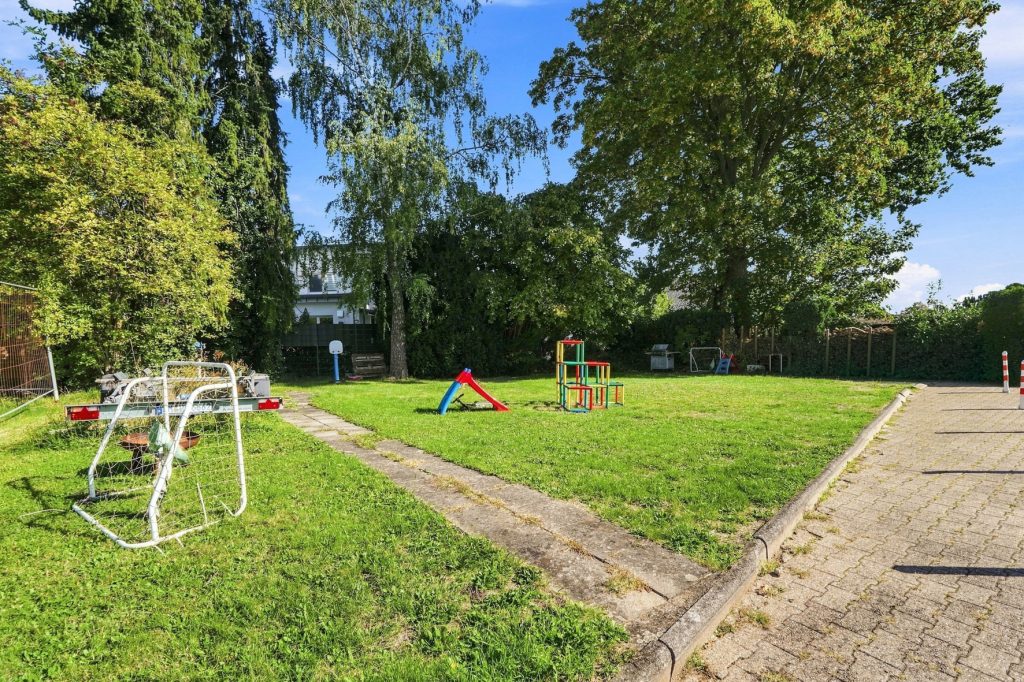 Gütelhöfer Immobilien - Immobilienangebot - Bornheim - Alle - Kapitalanlage oder eigene Nutzung? Bezugsfreie Dreiraumwohnung mit Balkon und Garage in Kardorf