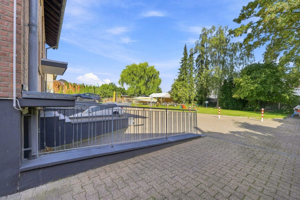 Gütelhöfer Immobilien - Immobilienangebot - Bornheim - Alle - Kapitalanlage oder eigene Nutzung? Bezugsfreie Dreiraumwohnung mit Balkon und Garage in Kardorf