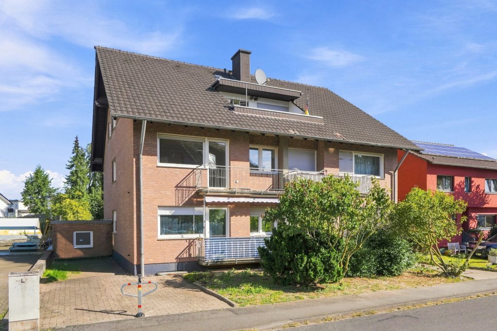 Gütelhöfer Immobilien - Immobilienangebot - Bornheim - Alle - Kapitalanlage oder eigene Nutzung? Bezugsfreie Dreiraumwohnung mit Balkon und Garage in Kardorf