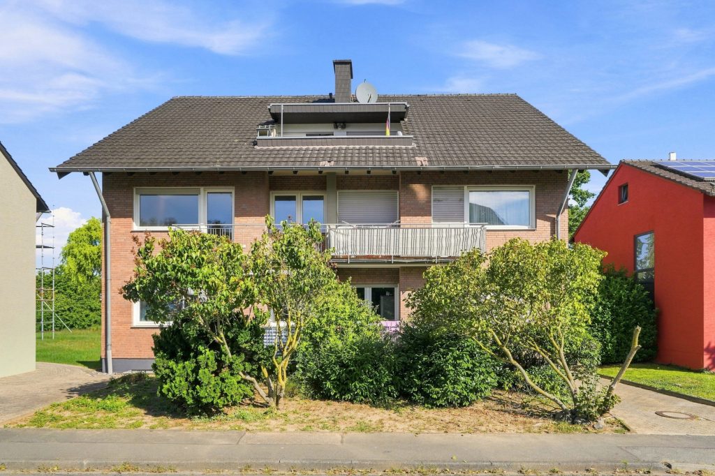 Gütelhöfer Immobilien - Immobilienangebot - Bornheim - Alle - Kapitalanlage oder eigene Nutzung? Bezugsfreie Dreiraumwohnung mit Balkon und Garage in Kardorf