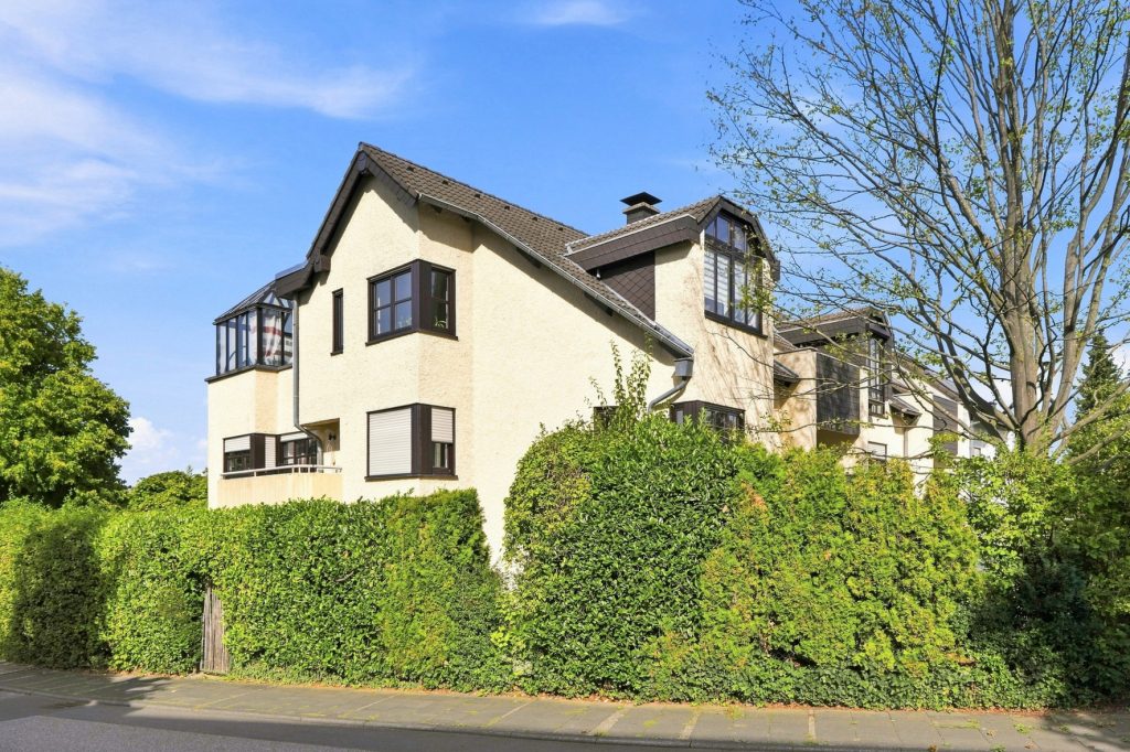 Gütelhöfer Immobilien - Immobilienangebot - Meckenheim - Alle - Bezugsfreies und vollständig möbliertes Apartment mit Loggia, Einbauküche und Kfz-Stellplatz