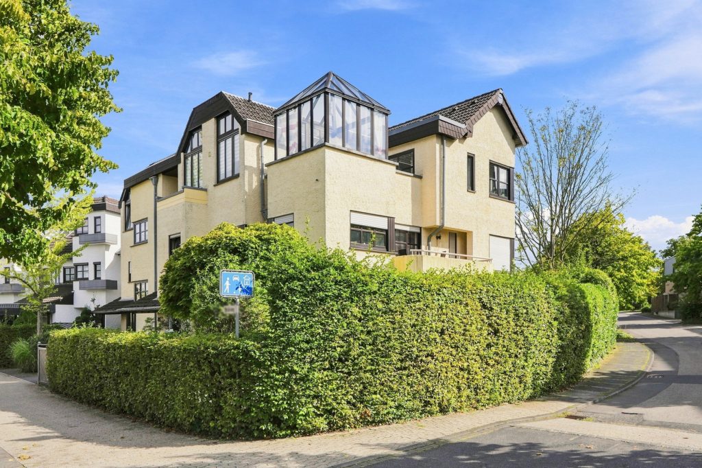 Gütelhöfer Immobilien - Immobilienangebot - Meckenheim - Alle - Bezugsfreies und vollständig möbliertes Apartment mit Loggia, Einbauküche und Kfz-Stellplatz