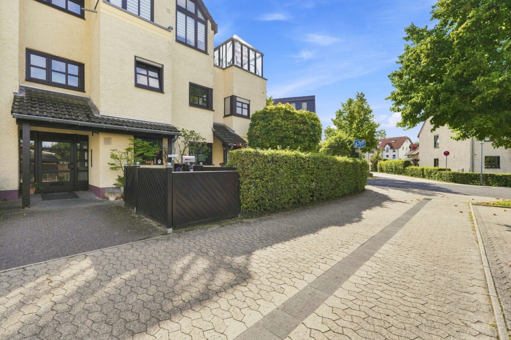 Gütelhöfer Immobilien - Immobilienangebot - Meckenheim - Alle - Bezugsfreies und vollständig möbliertes Apartment mit Loggia, Einbauküche und Kfz-Stellplatz