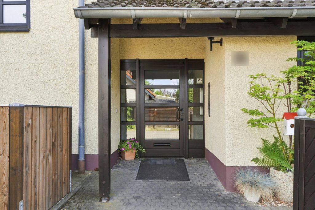 Gütelhöfer Immobilien - Immobilienangebot - Meckenheim - Alle - Bezugsfreies und vollständig möbliertes Apartment mit Loggia, Einbauküche und Kfz-Stellplatz