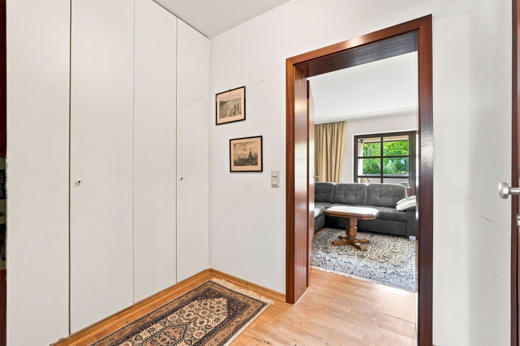 Gütelhöfer Immobilien - Immobilienangebot - Meckenheim - Alle - Bezugsfreies und vollständig möbliertes Apartment mit Loggia, Einbauküche und Kfz-Stellplatz
