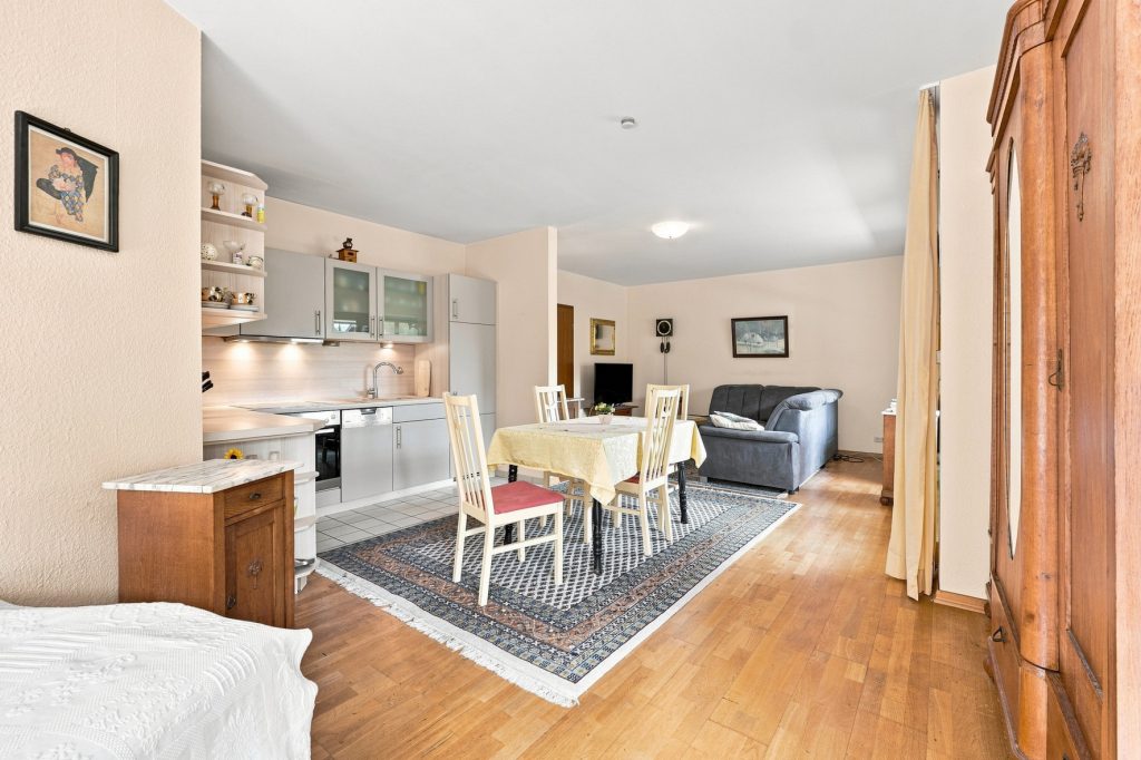 Gütelhöfer Immobilien - Immobilienangebot - Meckenheim - Alle - Bezugsfreies und vollständig möbliertes Apartment mit Loggia, Einbauküche und Kfz-Stellplatz