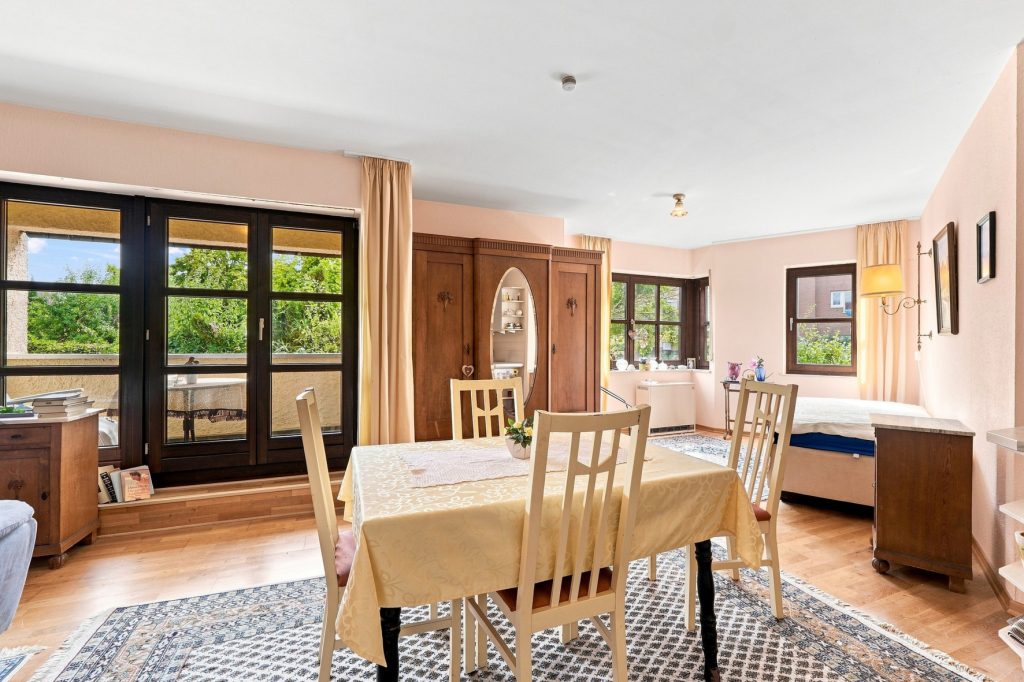 Gütelhöfer Immobilien - Immobilienangebot - Meckenheim - Alle - Bezugsfreies und vollständig möbliertes Apartment mit Loggia, Einbauküche und Kfz-Stellplatz