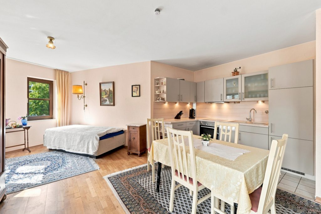 Gütelhöfer Immobilien - Immobilienangebot - Meckenheim - Alle - Bezugsfreies und vollständig möbliertes Apartment mit Loggia, Einbauküche und Kfz-Stellplatz