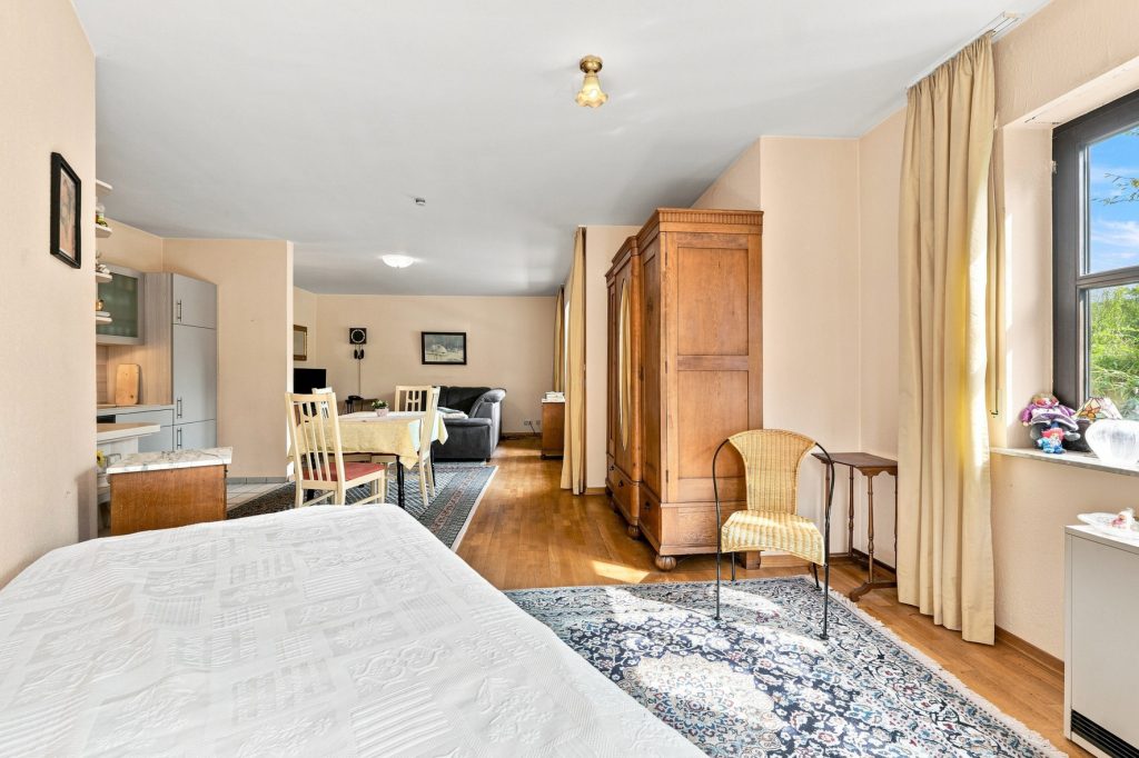 Gütelhöfer Immobilien - Immobilienangebot - Meckenheim - Alle - Bezugsfreies und vollständig möbliertes Apartment mit Loggia, Einbauküche und Kfz-Stellplatz