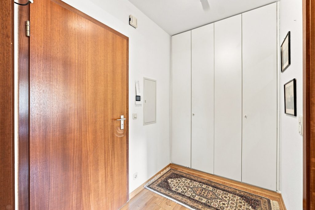 Gütelhöfer Immobilien - Immobilienangebot - Meckenheim - Alle - Bezugsfreies und vollständig möbliertes Apartment mit Loggia, Einbauküche und Kfz-Stellplatz